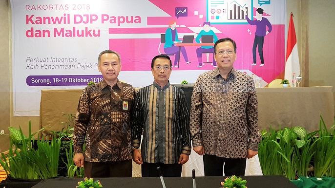 Direktur Jenderal Pajak (Dirjen Pajak) Robert Pakpahan, Kepala Kanwil DJP Papua dan Maluku Wansepta Nirwanda dan Rektor Universitas Muhammadiyah Sorong Dr. H. Hermanto Suaib, MM. berfoto bersama