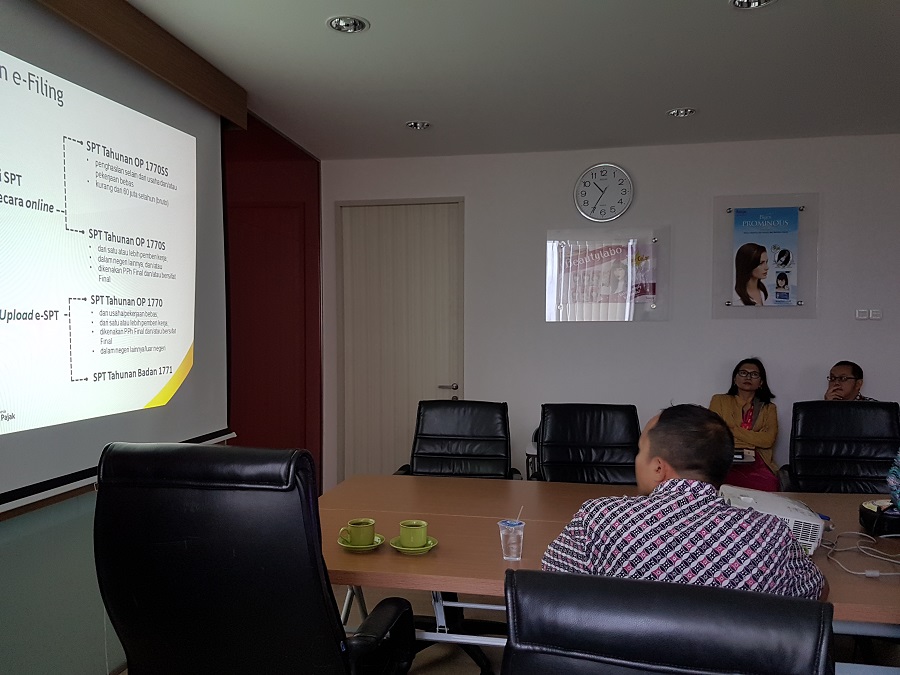 Narasumber memaparkan materi mengenai e-filing