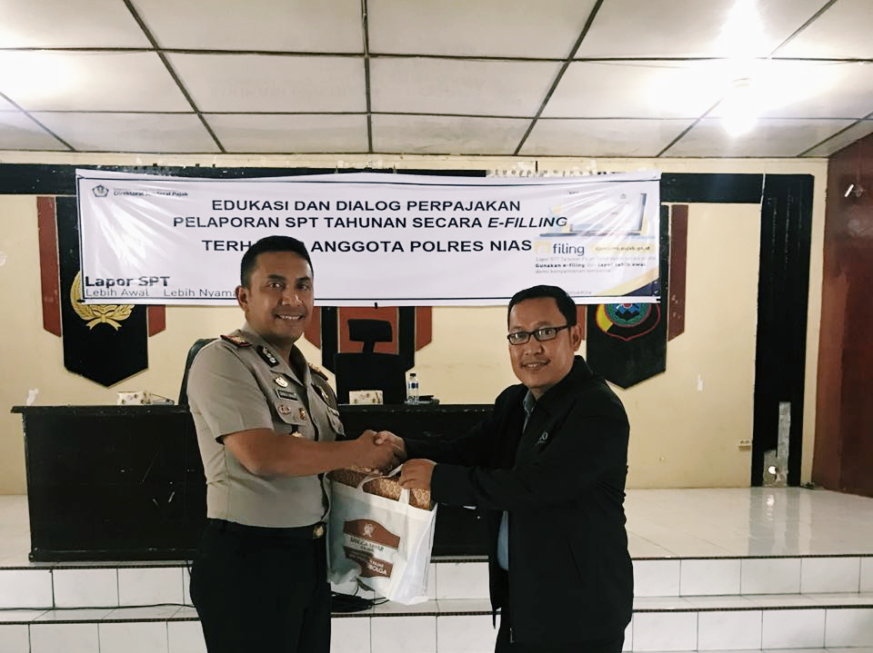 Pemberian suvenir dari Kepala KP2KP Gunungsitoli kepada Kapolres Nias