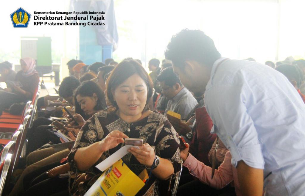 Suasana saat simulai pengisian dan penyampaian SPT Tahunan di Summarecon Bandung