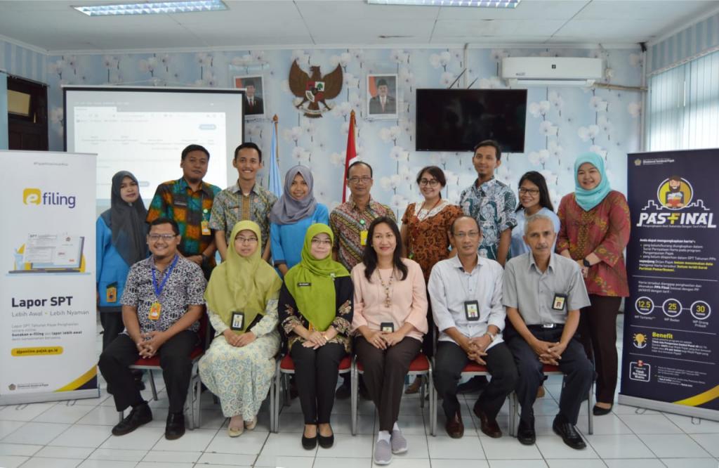 Foto bersama jajaran perwakilan RSUD Kalideres