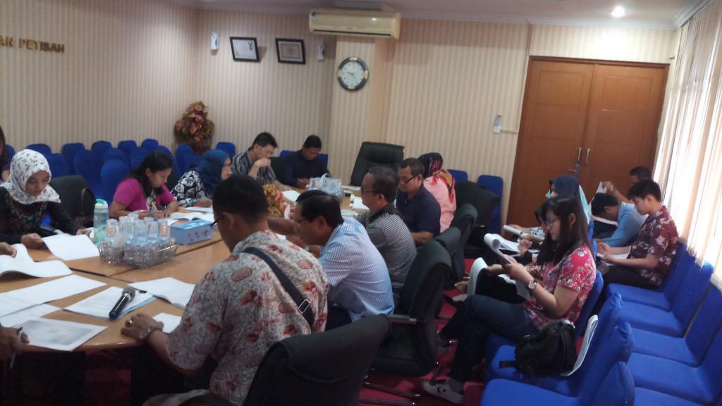 Peserta Kelas Pajak antusias mendengarkan materi yang disampaikan dengan menggunakan contoh Laporan Keuangan dan Formulir 1771 yang disediakan oleh Tim Penyuluh KPP Pratama Medan Petisah