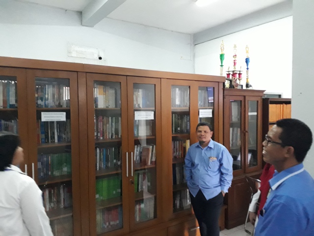 Kabid P2Humas berserta Dekan Fakultas Ekonomi melihat ruangan Tax Center