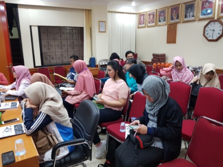 Mahasiswa sedang mendengarkan materi yang disampaikan