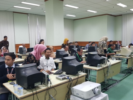 Para peserta sedang mengisi SPT melalui e-Filing