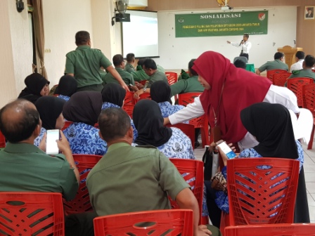 Petugas memandu pengisian SPT melalui smartphone masing-masing