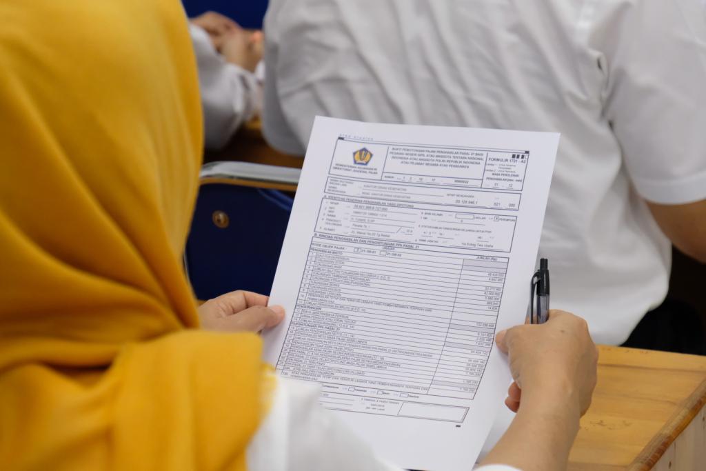 Peserta mempelajari isi bukti potong PPh.