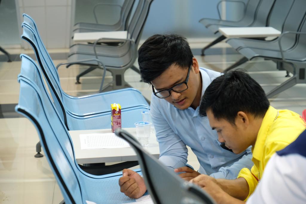 Petugas menjelaskan cara pengisian SPT Tahunan.