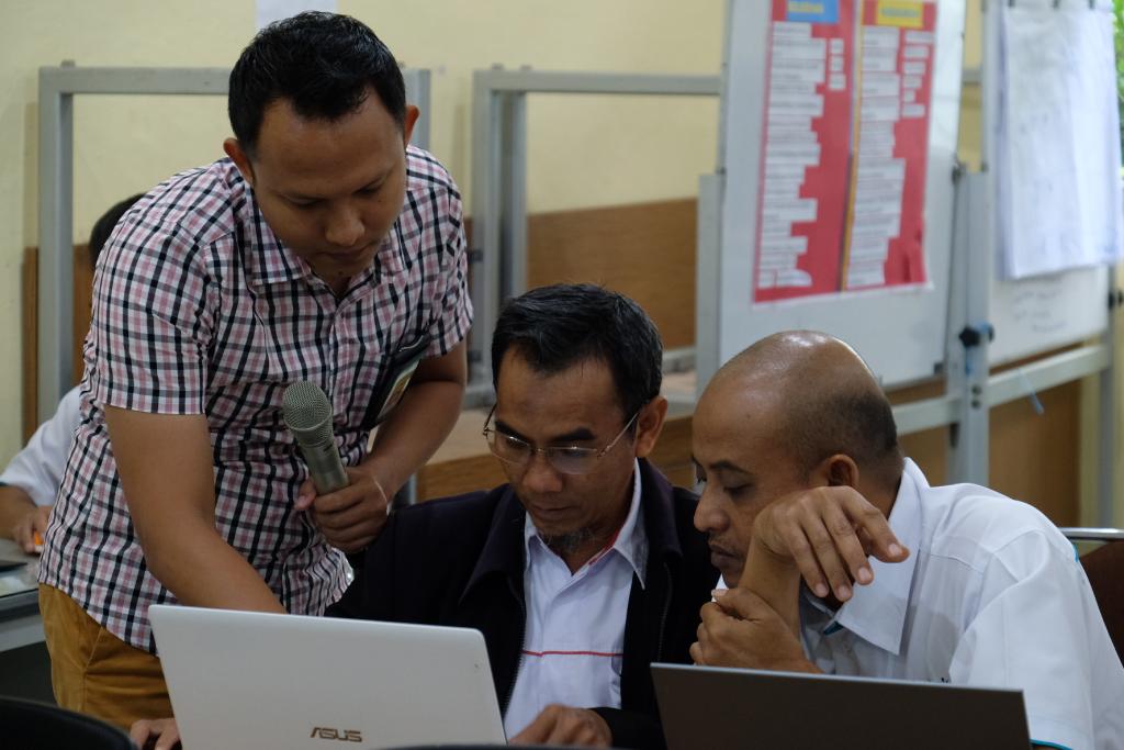 Petugas penyuluh memandu secara langsung pengisian SPT