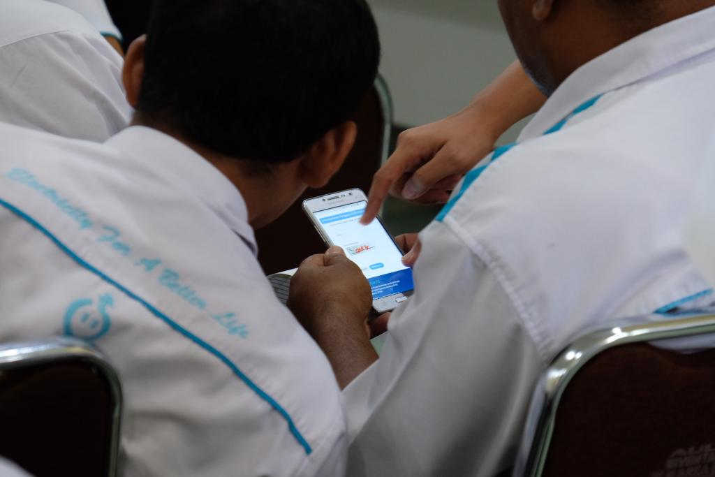 Pegawai PT PLN Rayon Berau mengakses situs djponline.pajak.go.id