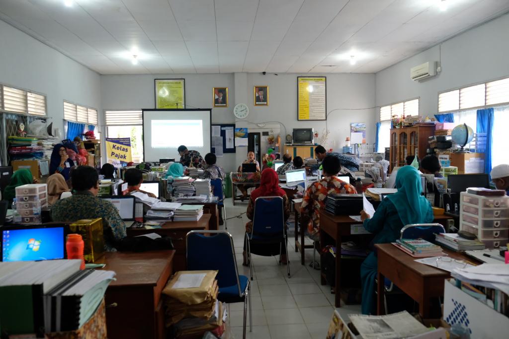 Suasana ruang guru yang dosulap menjadi kelas pajak