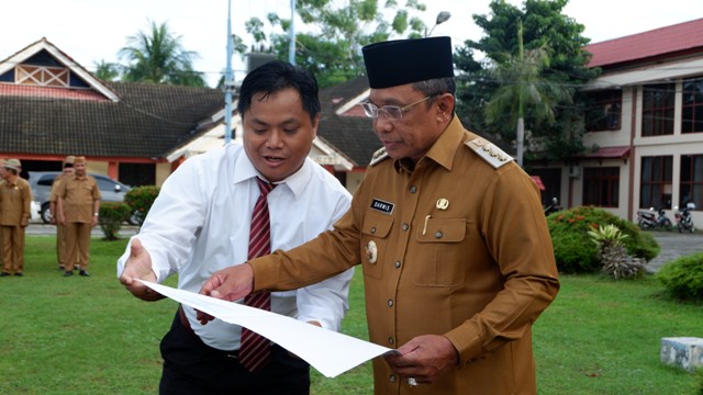 Penyerahan Bukti Penerimaan Elektronik kepada Bupati Boalemo