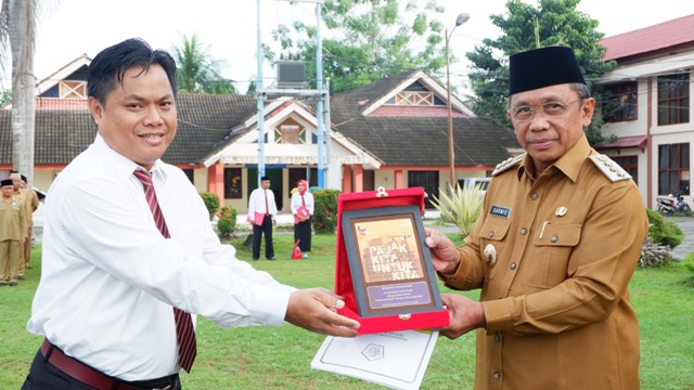 Penyerahan plakat wujud penghargaan pekan panutan bagi Bupati Boalemo