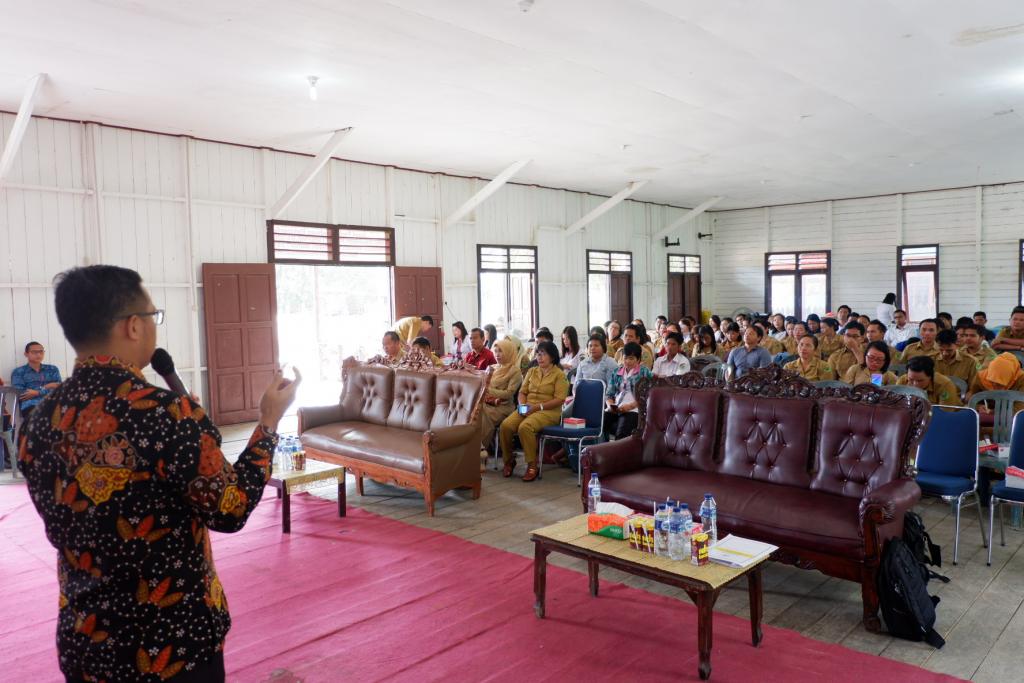 Kepala KP2KP Sendawar Menyampaikan Materi Dasar Perpajakan Bendahara