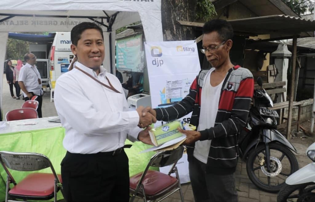 Wajib Pajak pertama lapor SPT Tahunan mendapatkan souvenir yang diberikan oleh Kepala Seksi Waskon I, Ahmad Khiyarush Solihin.