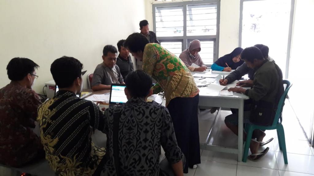 Suasana pengisian dan pelaporan SPT Tahunan di Kantor Pos Baureno Bojonegoro.