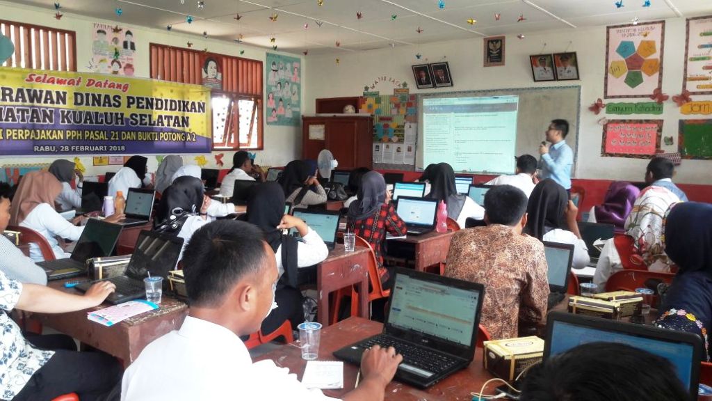 Kegiatan Hari Pertama, Sosialisasi Perpajakan yang bertanjuk Pajak Penghasilan Pasal 21 dan Pengisian Bukti Potong 1721A1/A2 dengan narasumber yang disampaikan oleh Rolyfian Harefa, Account Representative KPP Pratama Rantau Prapat di Kecamatan Kualuh Selatan