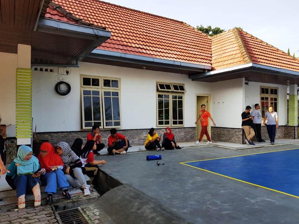 Beberapa pegawai terlihat sedang duduk di pinggiran gedung mes eks Karikpa usai jalan santai dan dilanjutkan dengan berolah raga