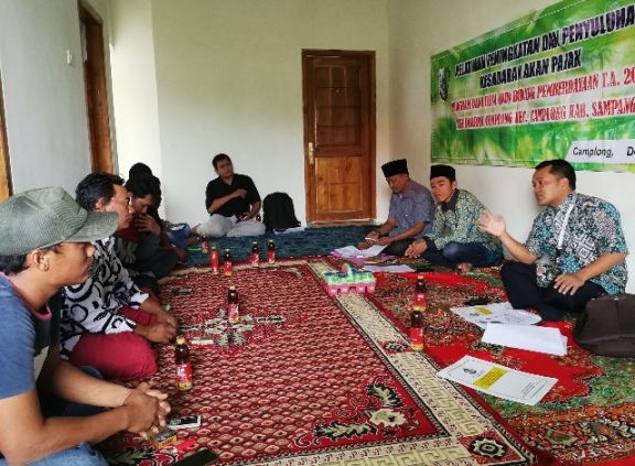 Andika Setiawan, pegawai KP2KP Sampang lesehan memberikan sosialisasi perpajakan di desa Dharma Camplong