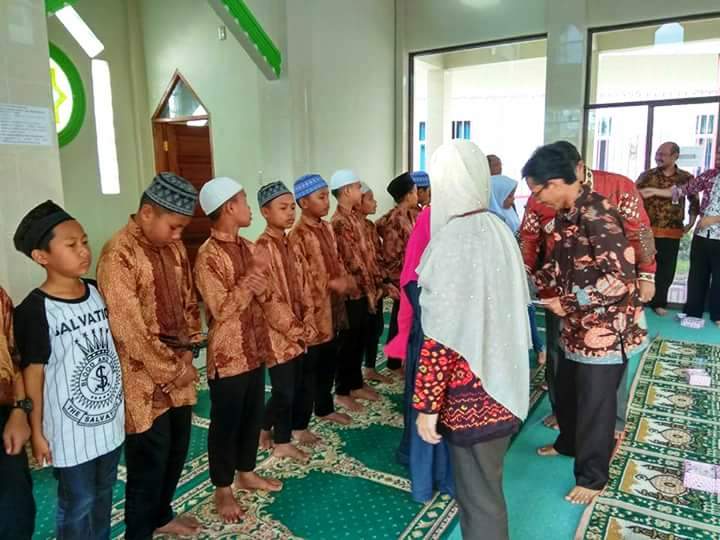 Pemberian santunan diikuti oleh Kabag Umum dan Kabid DP3