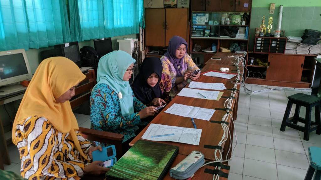 Para Guru SMPN 2 Candi Memilih Menggunakan Smartphone Untuk Lapor E-filing