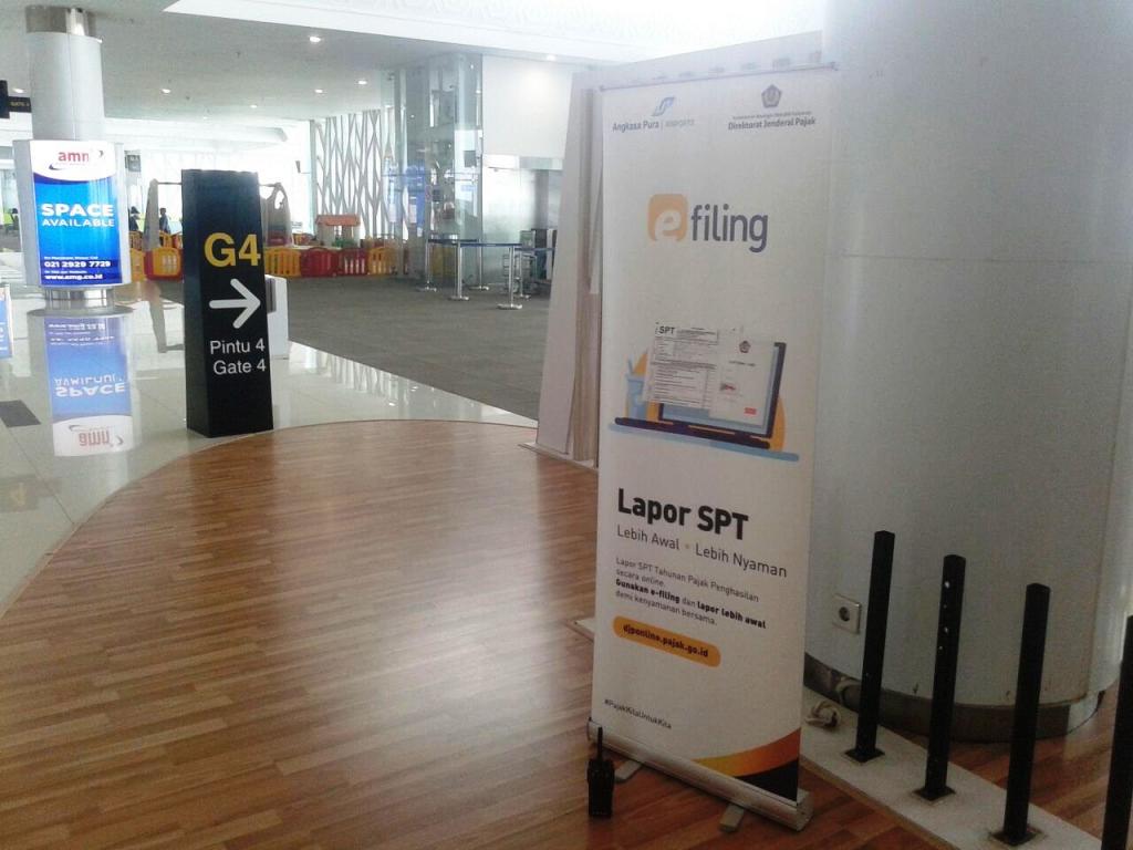 Banner di Gate 4 Bandara Sultan Aji Muhammad Sulaiman Sepinggan