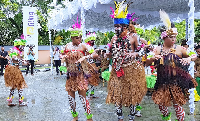 Sajian tarian tradisional Papua menyambut tamu undangan dan masyarakat yang hadir