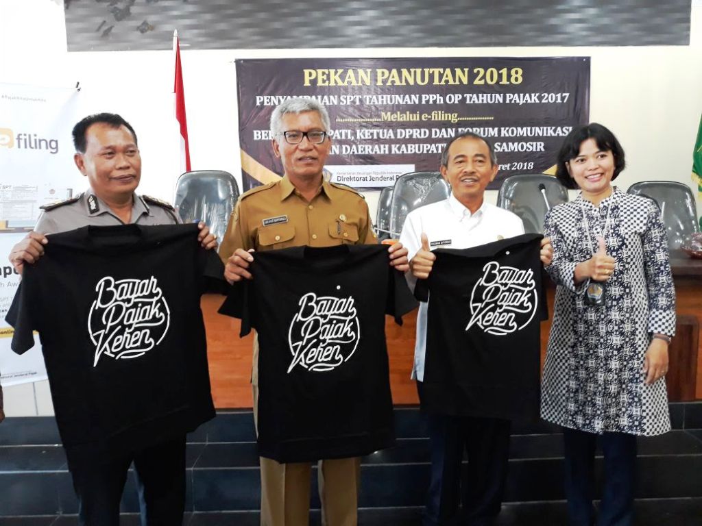 Foto dengan memampangkan kaos bertuliskan "Bayar Pajak Keren" yang merupakan suvenir dari Kanwil DJP Sumut II