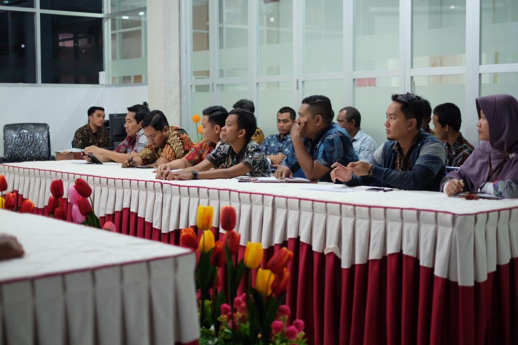 Peserta Menyimak Paparan Materi