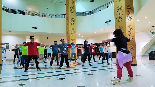 Instruktur senam aerobic memandu gerakan peserta DJP Bugar