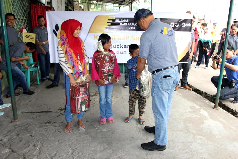 Pemberian bingkisan peralatan sekolah kepada sejumlah siswa