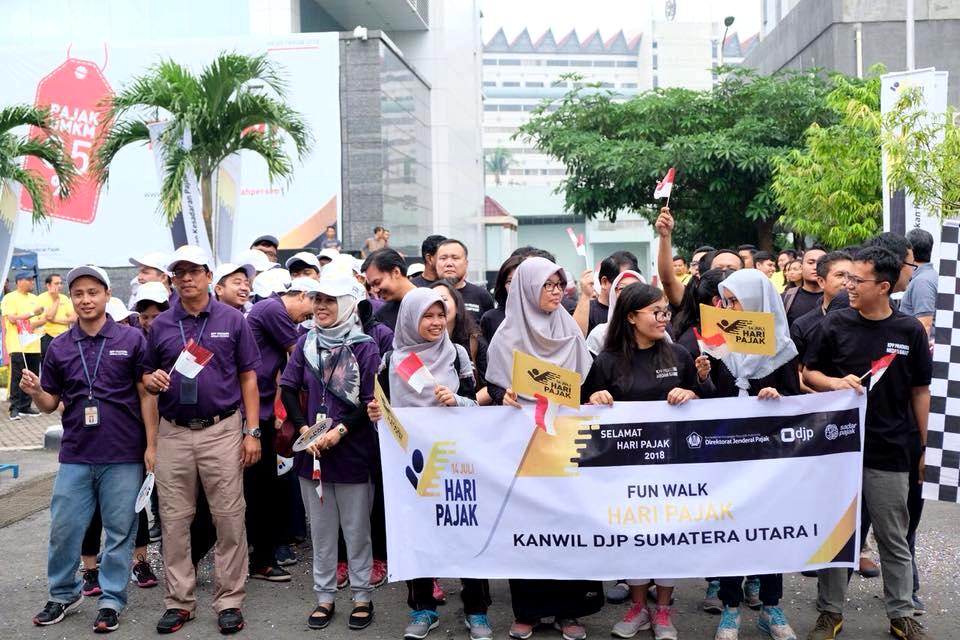 Peserta Funwalk bersiap-siap di garis start.