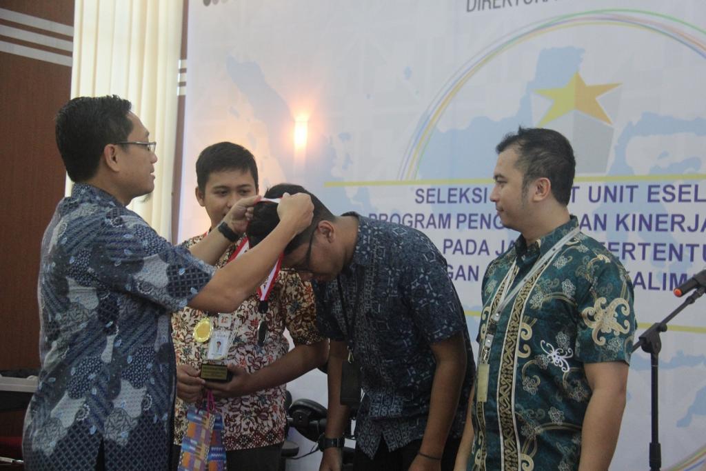 Penyematan Medali Penghargaan kepada Pegawai Berprestasi oleh Eselon III.