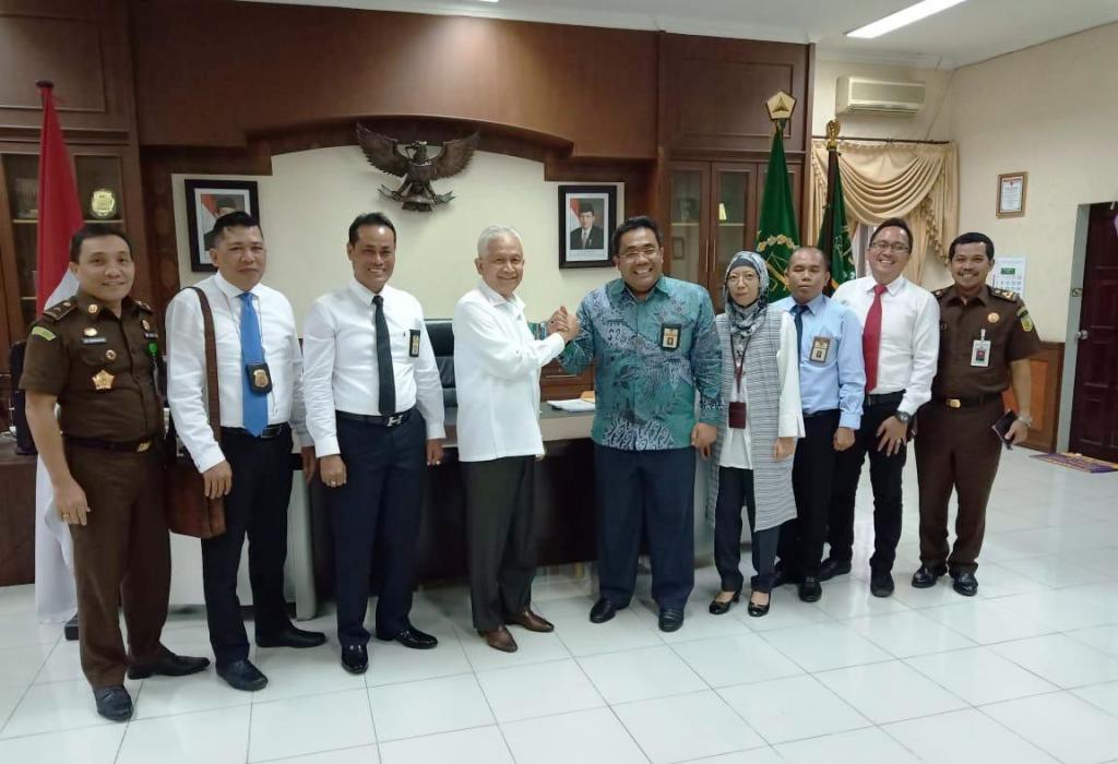 Foto bersama sejumlah pejabat Ditjen Pajak Sumut II dan Kejaksaan Tinggi Sumatera Utara di awal kunjungan