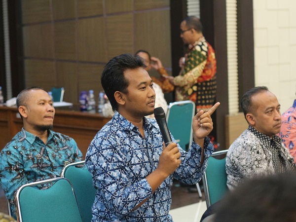 Salah satu peserta menyampaikan pertanyaan