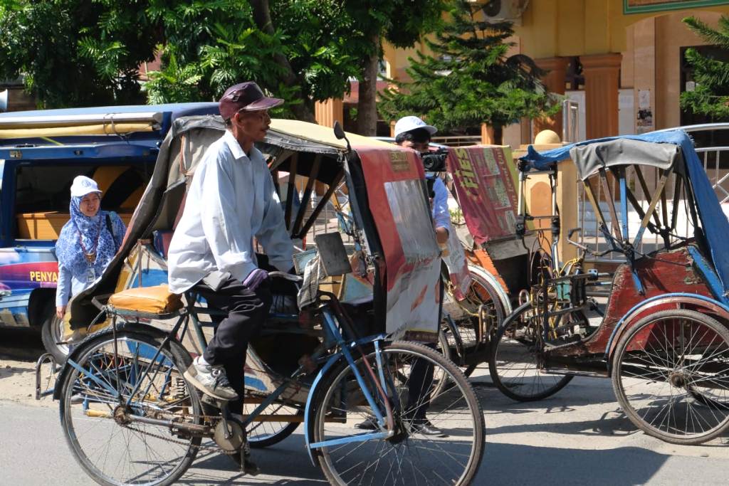 Tim DJP Berbagi Kanwil DJP Sumut I mengumpulkan para pengayuh becak