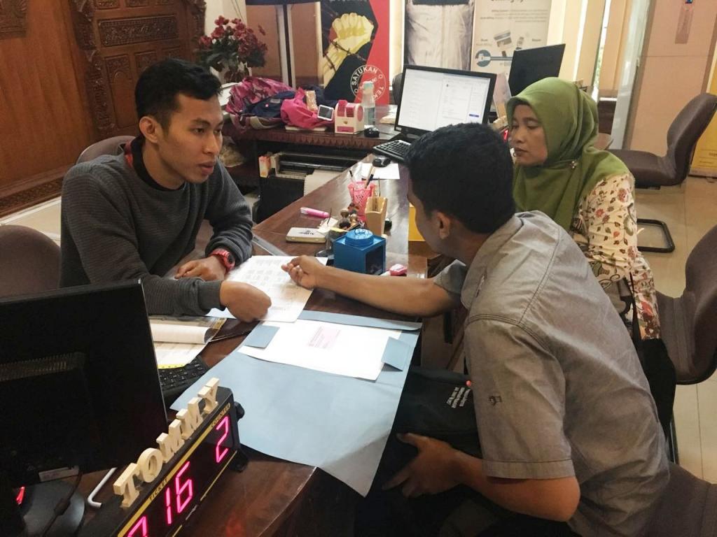 Pelayanan akan berakhir beberapa menit lagi, tetapi masih ada wajib pajak yang antusias berkonsultasi tentang perpajakannya.