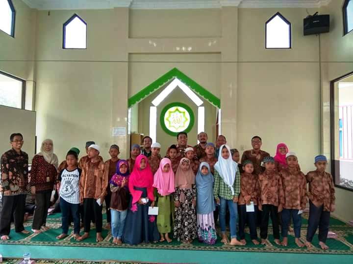 Foto bersama anak-anak yatim