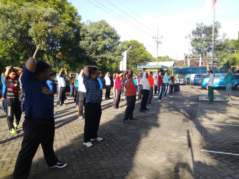 Bapak-bapak juga melakukan senam pagi dengan giat.
