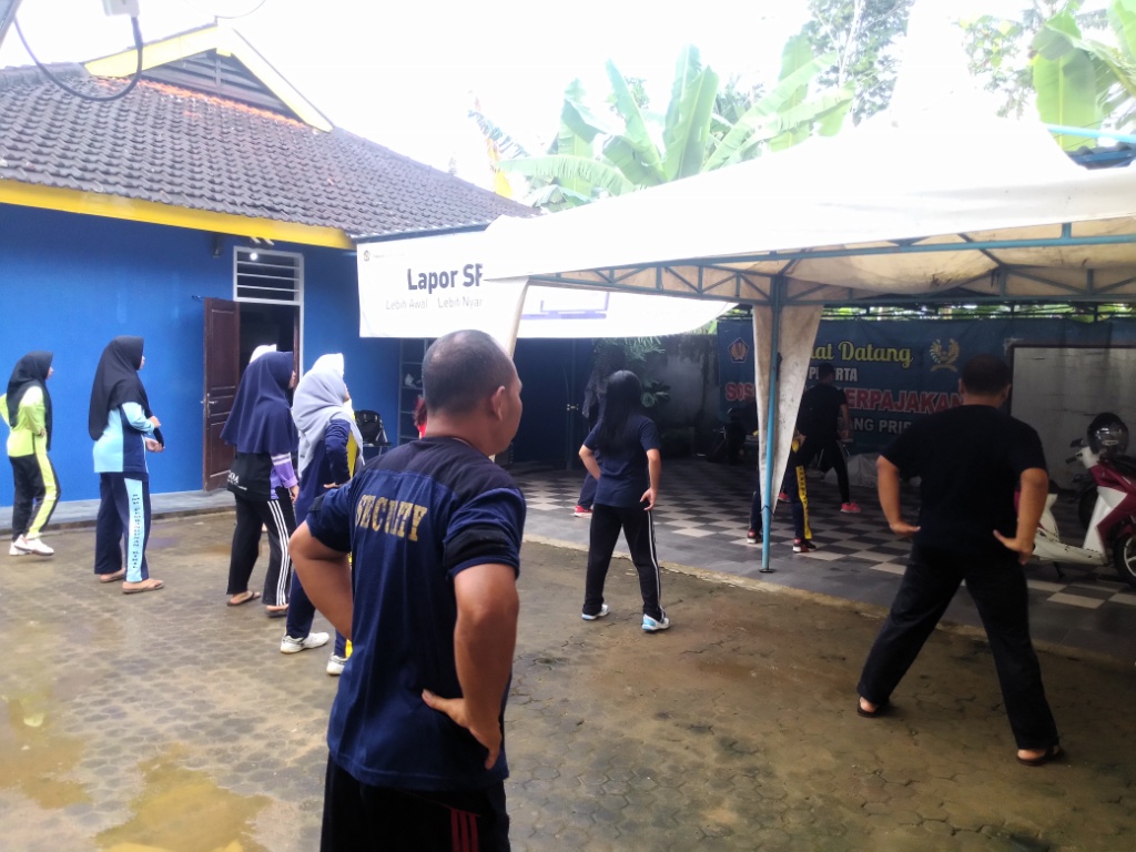 Kegiatan senam bersama dilaksanakan di halaman KP2KP Pacitan