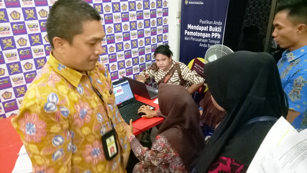 Kepala KP2KP Kota Pinang saat memberi edukasi dan arahan kepada wajib pajak yang akan melakukan pengisian SPT Tahunan melalui e-Filing di ruangan TPT KP2KP Kota Pinang, Labusel