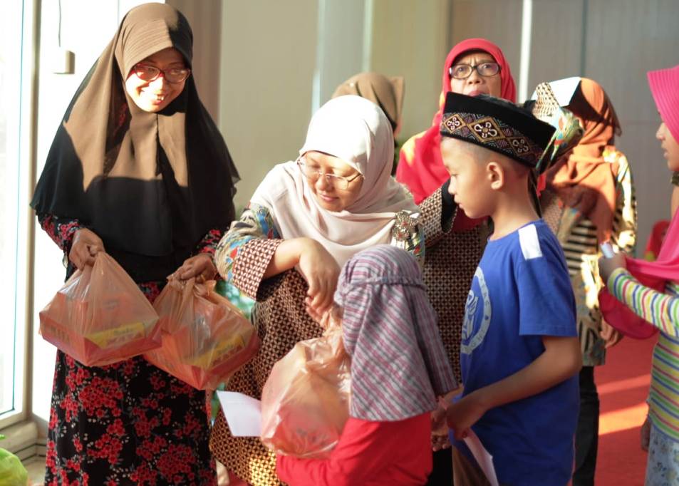 pemberian santunan kepada para anak yatim dan duafa yang merupakan orang yang sangat membutuhkan uluran bagi orang-orang yang mampu