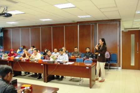 Kasi Bimbingan Pendataan, Penilaian, dan Pengenaan Bertha Barus menyampaikan materi mengenai Update Reformasi Perpajakan