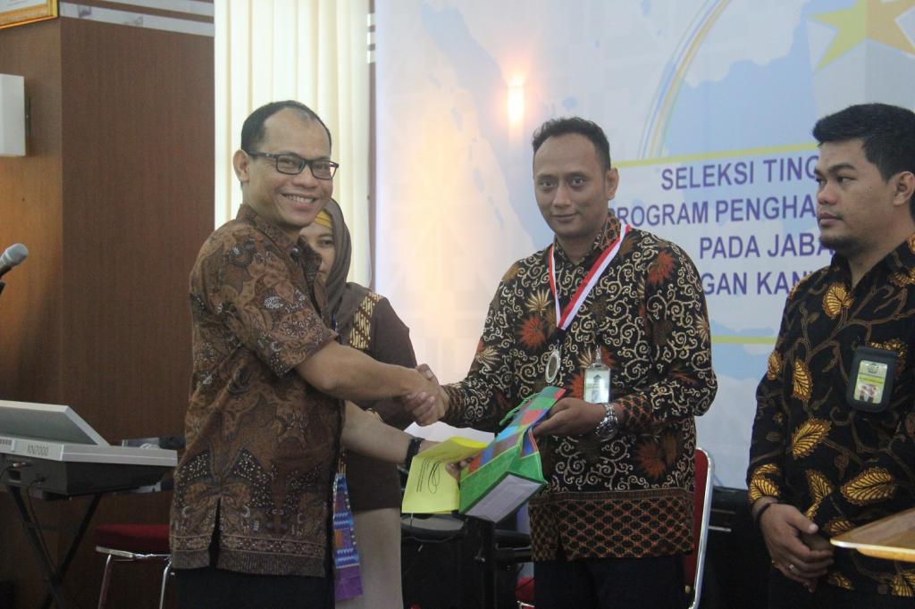 Eselon III Memberikan Hadiah kepada Pegawai Berprestasi.