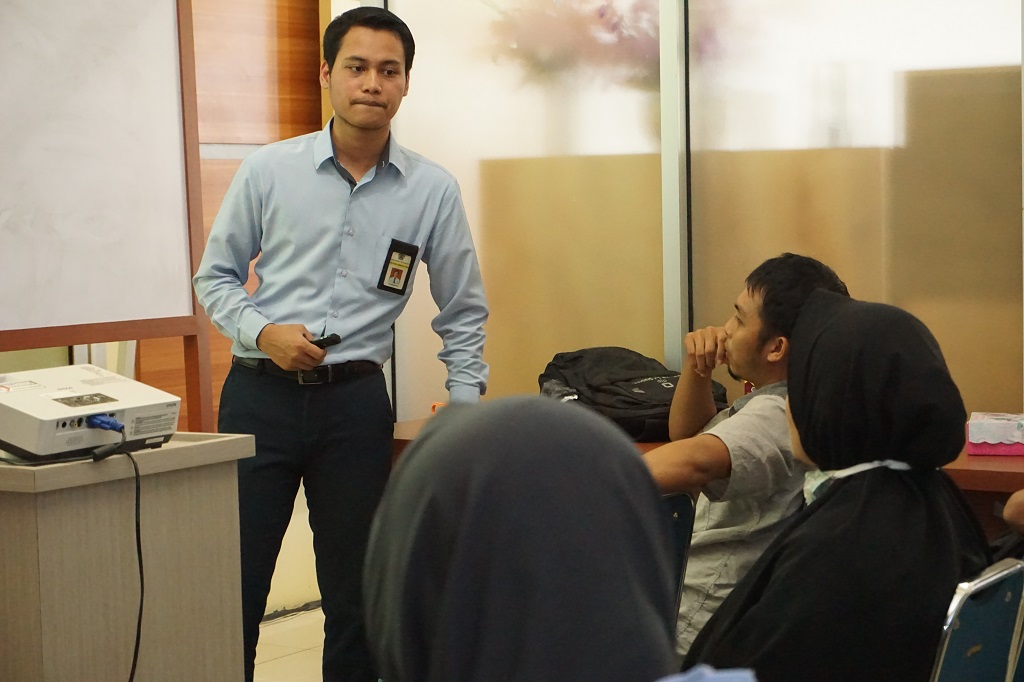 Pemateri menjawab pertanyaan dari audience