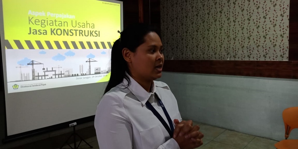 Penyampaian materi hak dan kewajiban Wajib Pajak Orang Pribadi dan manfaat pajak bagi negara oleh pegawai KP2KP Dolok Sanggul