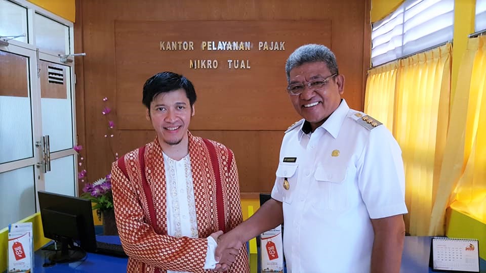 Bupati Maluku Tenggara H.Muhammad Taher Hanubun menyampaikan ucapan selamat kepada Kepala KP2KP Tual Widiandi Mardian