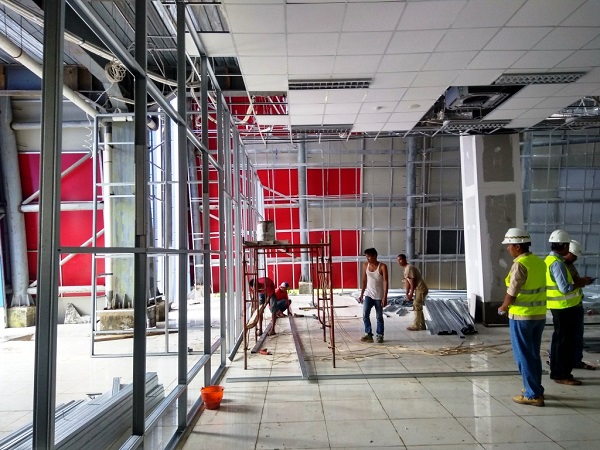 Terlihat pekerja sedang menyelesaikan pekerjaan untuk ruang TPT