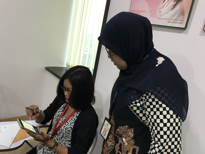 Tim sosialisasi sedang memandu peserta yang mensimulasikan e-filing