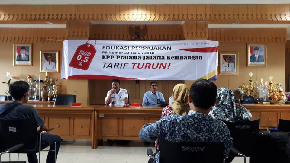 Lurah Meruya Selatan, Sarwono, SH memberikan sambutan sekaligus membuka pelaksanaan edukasi perpajakan.